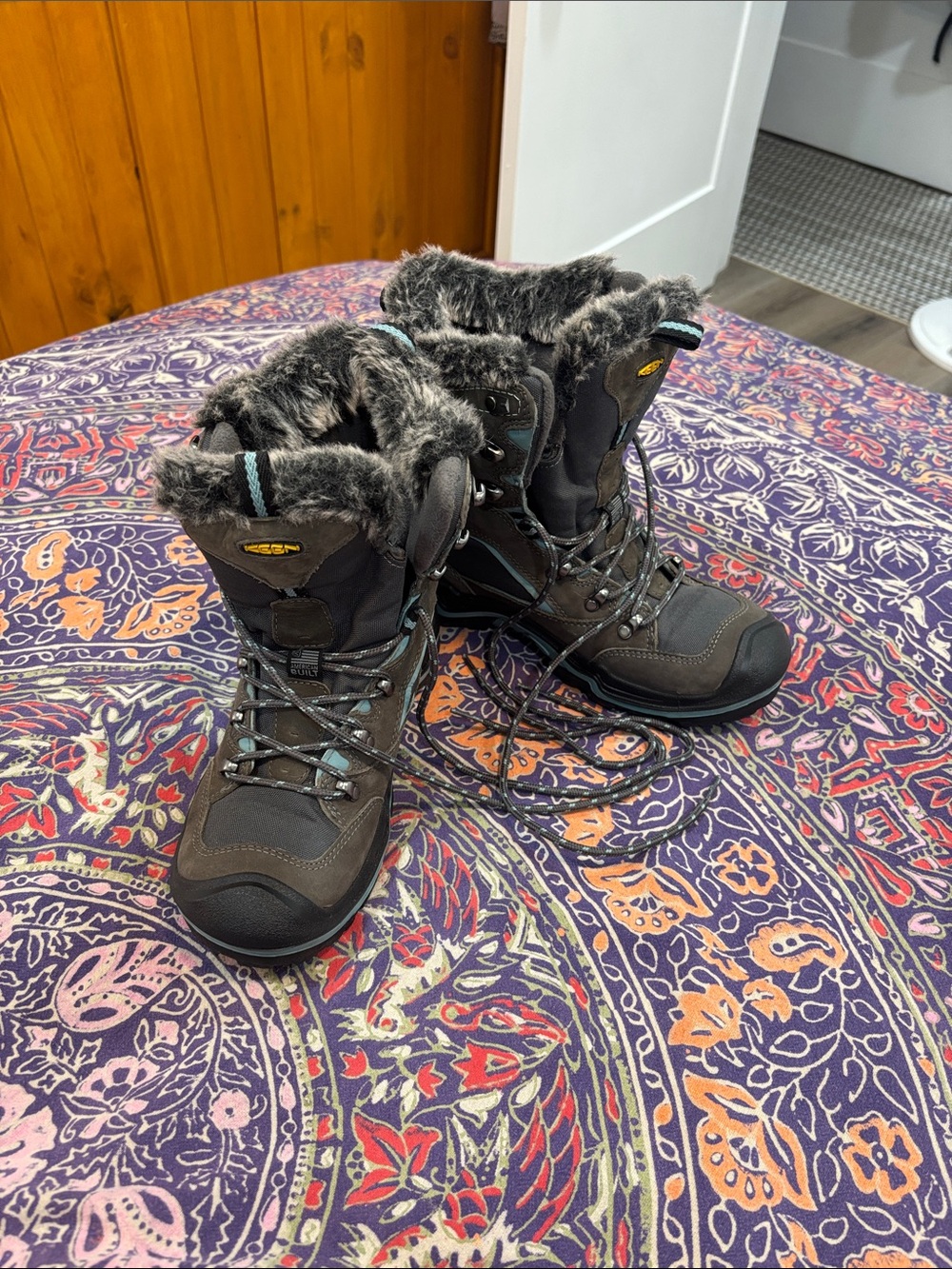 Keen Betty waterproof black boot women's size 8
